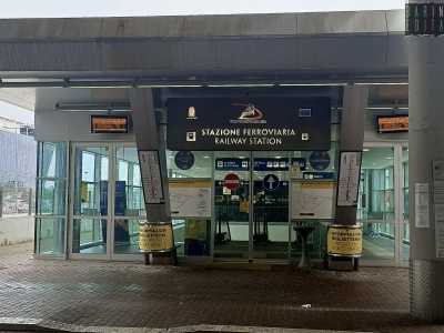 Nel frattempo nel 2013 fu inaugurato il collegamento ferroviario tra l�aeroporto, la stazione di Bari Centrale e gli altri comuni gi� connessi dalla linea gestita dalla Ferrotramviaria